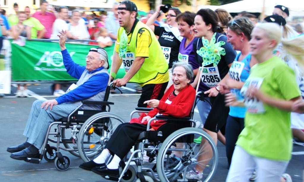 Vanha ihminen voi osallistua kilpailuun, vaikka pyörätuolissa!