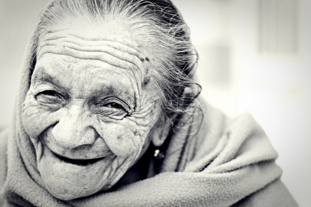 vanha nainen hymyilee leveästi