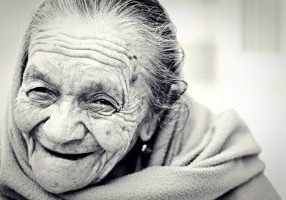 vanha nainen hymyilee leveästi